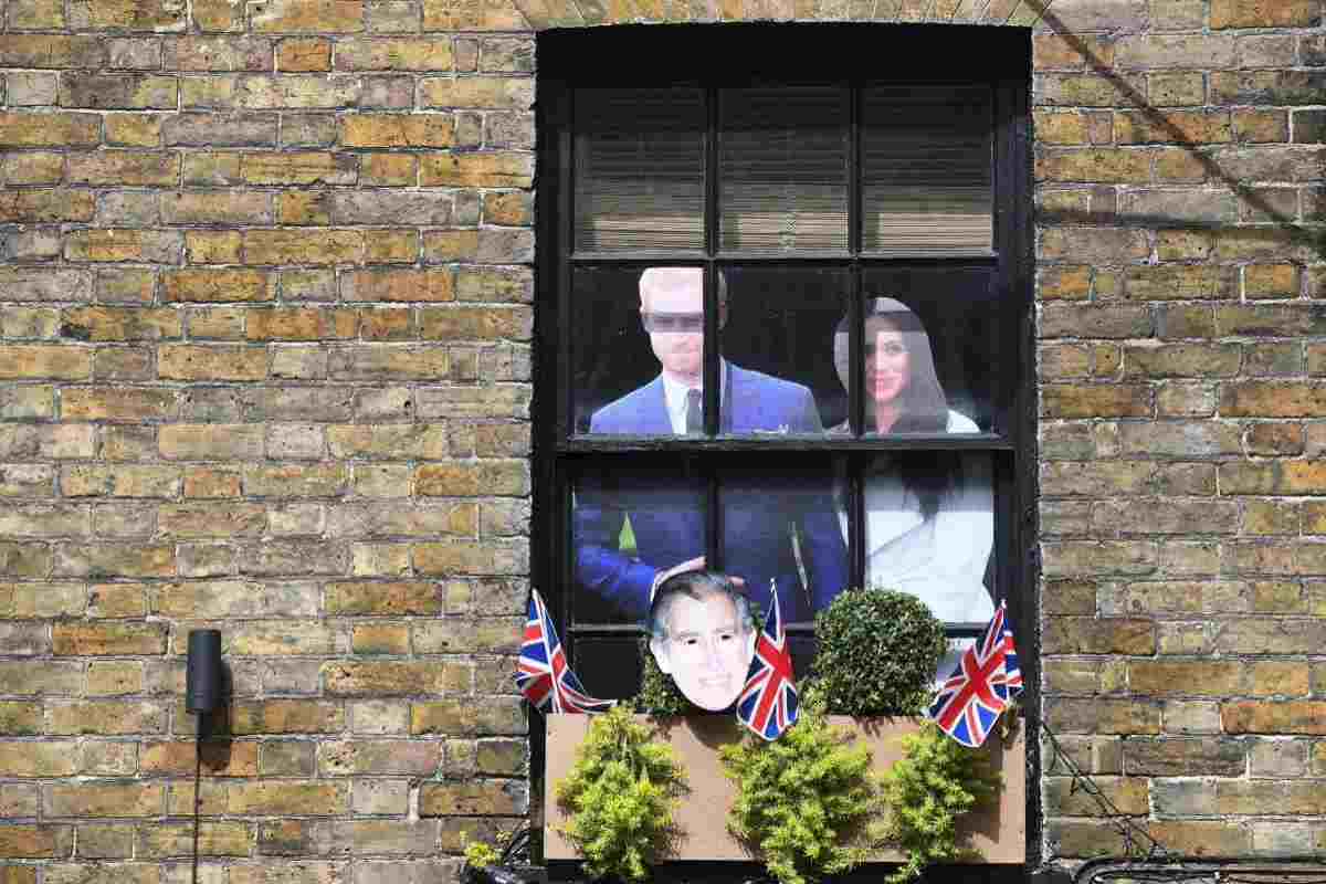 re carlo III inghilterra nuovo passo verso Harry e Meghan 